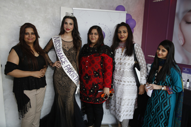 Faryal Zaki, Sana Sarfraz with guests