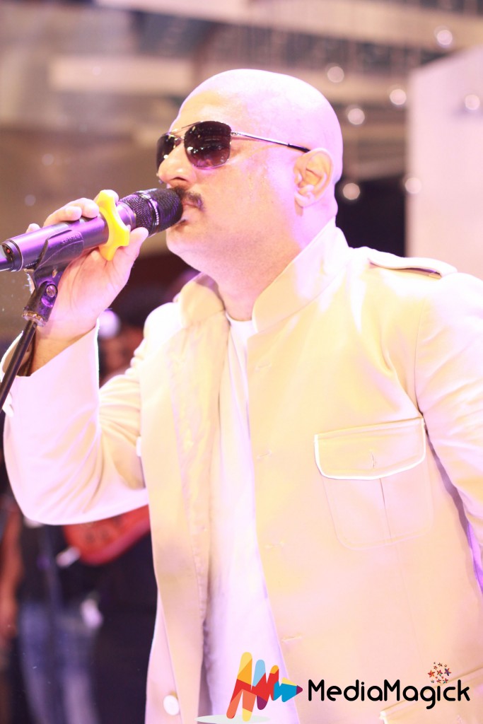 Ali-Azmat-sings-National-Anthem